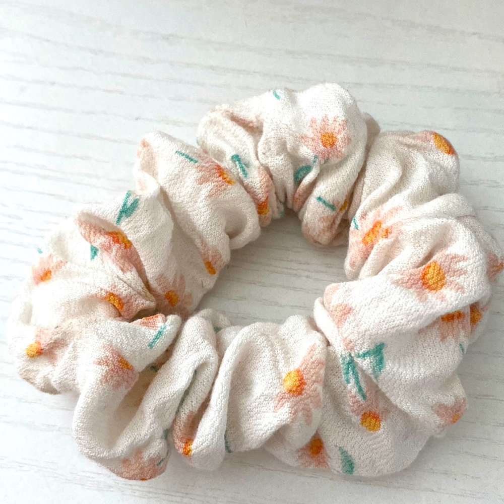 Homemade Summer Scrunchie 🤍